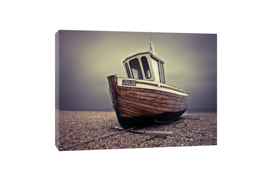 Assaf Frank - Boat amarré sur la plage de galets2